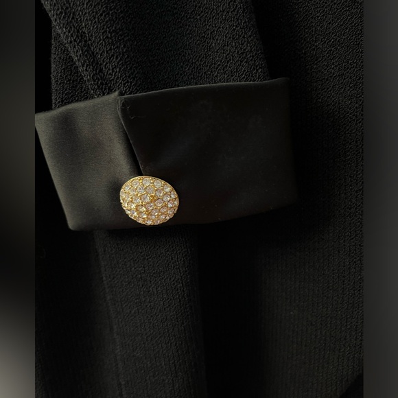 Vintage Tuxedo, St. John, size 6. Santana knit, Swarovski crystal buttons. - Picture 5 of 8